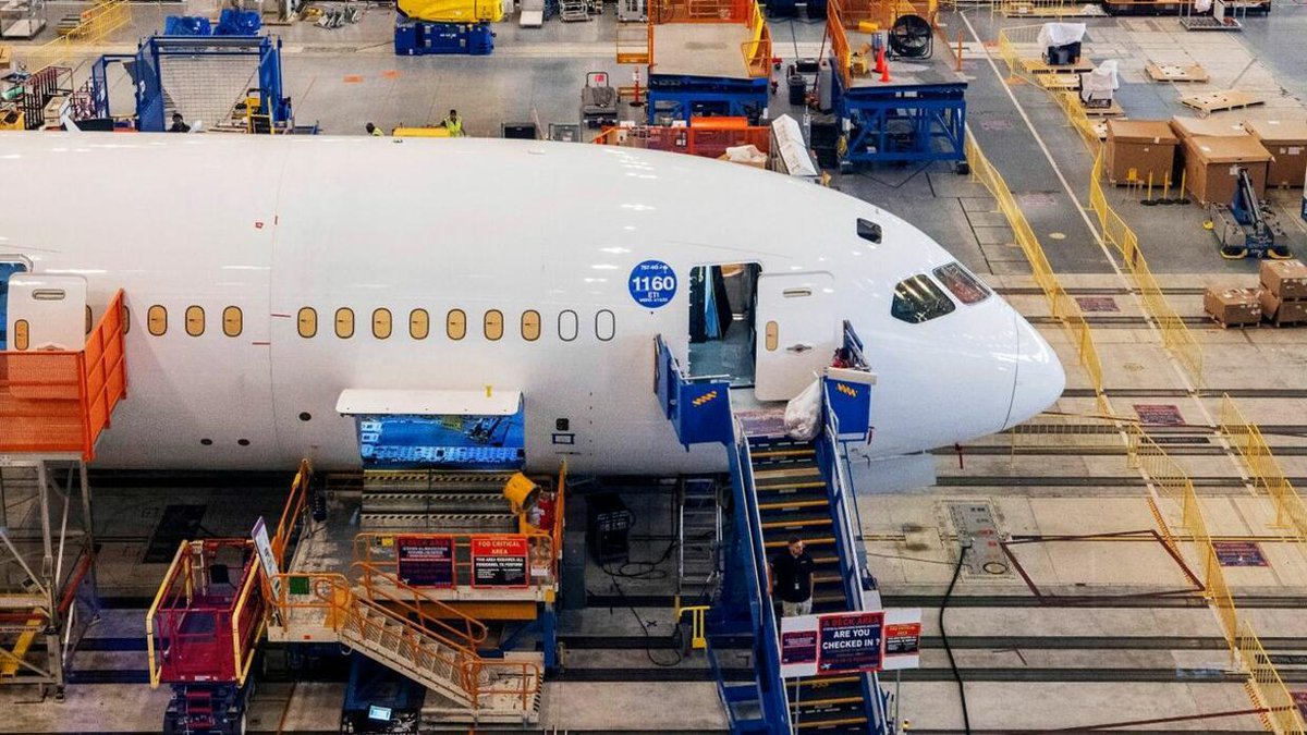 Der Trend geht laut dem US-Flugzeugbauer hin zu längeren Maschinen mit mehr Sitzen oder einer engeren Bestuhlung. Zuvor hatte Airbus bereits ähnliche Prognosen vorgelegt. wiwo.de/unternehmen/di…