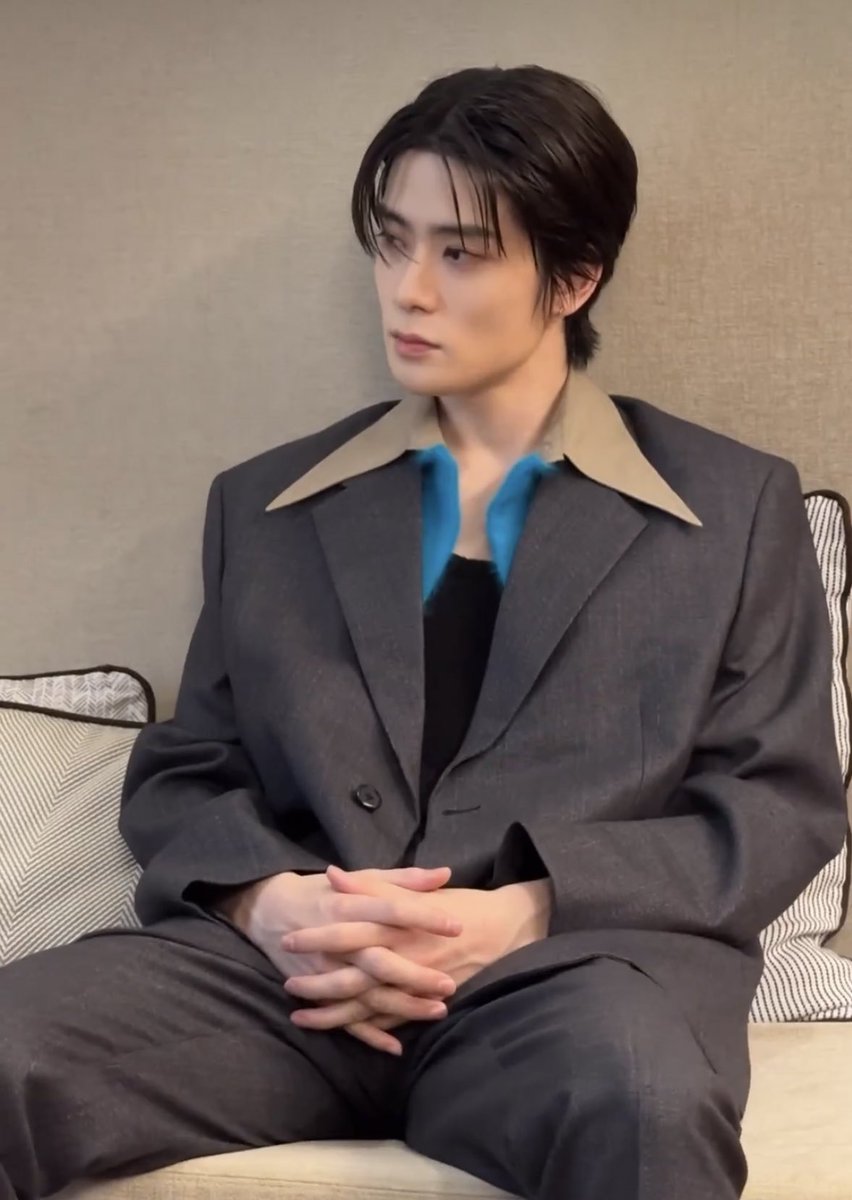 lilpwnjh's tweet photo. ถ้าจะพูดด้วยนี่ต้องใช้คำราชาศัพท์มั้ยคะ

#PradaSS24 #JaehyunForMFW @Prada https://t.co/bIS89q2zRv