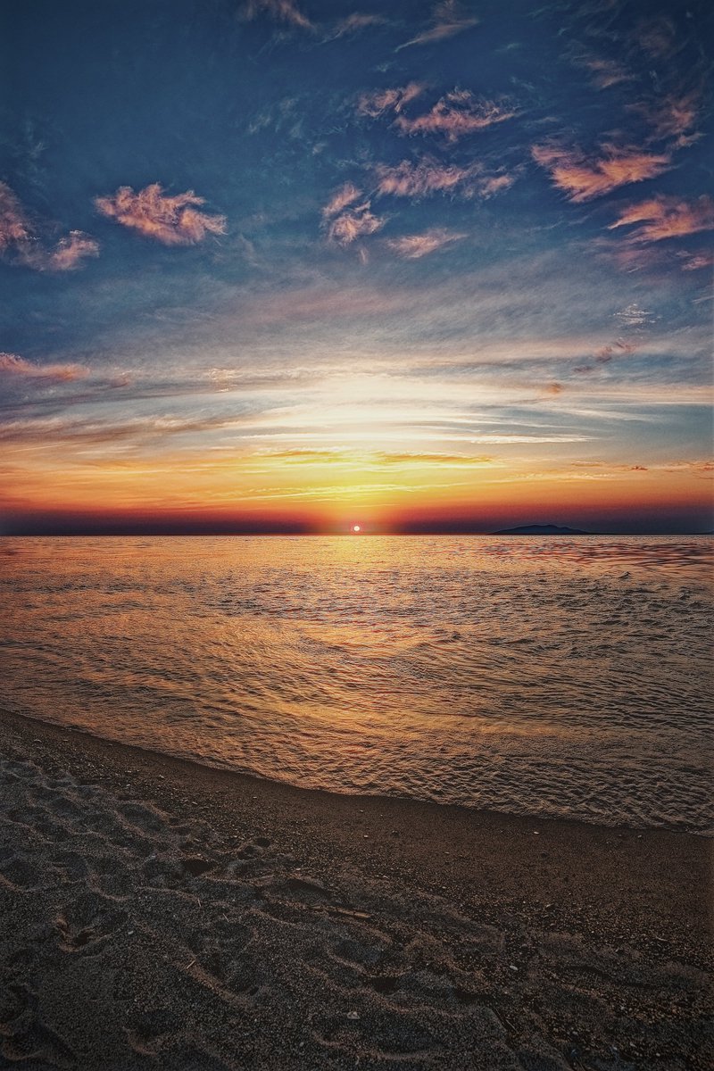 砂浜から沈む夕陽を見つめていると(*'▽'*)自然の美しさに触れて心が満たされる様だにゃ♪