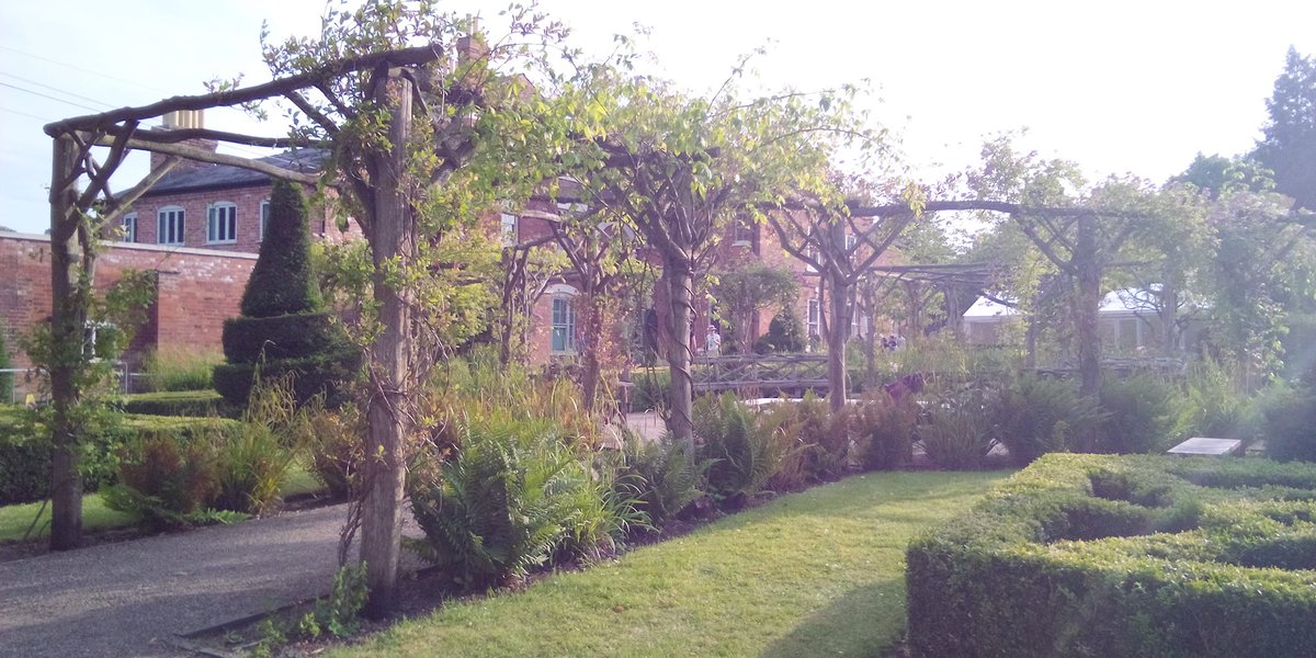 PostFilm's tweet image. Great location and weather for last night's hilarious performance of A Midsummer Night's Dream: Lightwood's House, Bearwood, UK. Students from Royal Birmingham Conservatoire. Note the Shakespeare Garden and John Tradescant plaque. #drama #Engchatuk #TeamEnglish #history