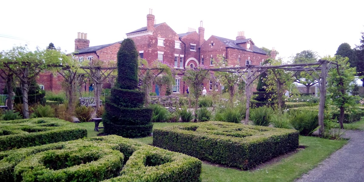 PostFilm's tweet image. Great location and weather for last night's hilarious performance of A Midsummer Night's Dream: Lightwood's House, Bearwood, UK. Students from Royal Birmingham Conservatoire. Note the Shakespeare Garden and John Tradescant plaque. #drama #Engchatuk #TeamEnglish #history