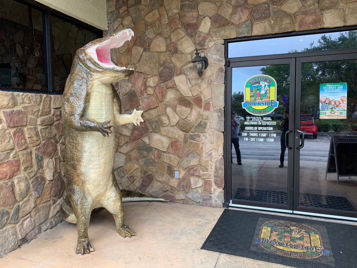 フロリダ到着。名物らしいワニ肉の味はほんとに普通の鶏肉でした。