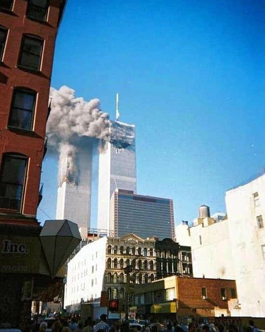 alistf_'s tweet photo. THREAD : le 11 Septembre 2001 et les films de super-héros 🕊️✨

A travers ce thread, je tente de mettre en lumière la corrélation entre les attentats des Tours Jumelles et le succès/l’explosion des films de super-héros au début des années 2000.

RT + Likes appréciés 🙏🏼 https://t.co/r6VhM55v72