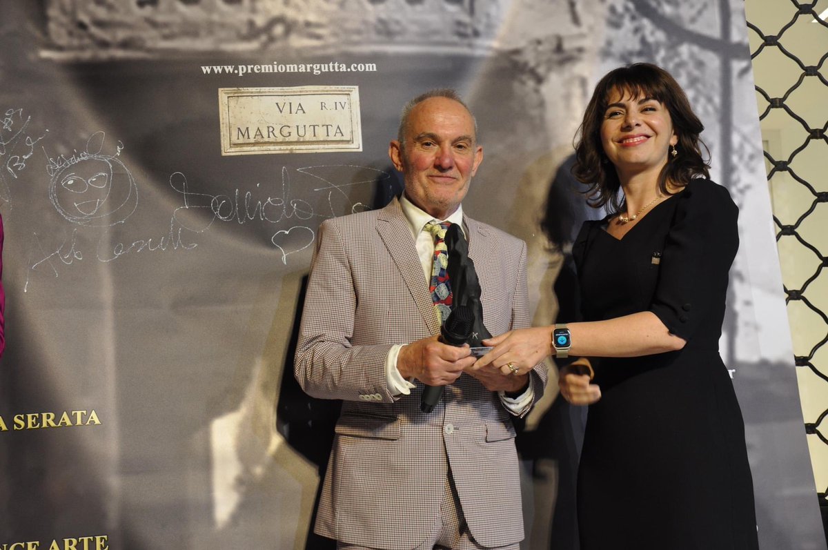 Amb_LenditaH's tweet photo. È stato un piacere consegnare il prestigioso “Premio Margutta 2023” al rinomato stilista #FilippoLafontana.

L’evento di #ModArt in una delle vie più celebri dell’arte,Via Margutta a #Roma,ideato da #GiovanniMorabito,giunge alla XXII edizione.

Congratulazioni a tutti i premiati! https://t.co/y3KxjdwNsj