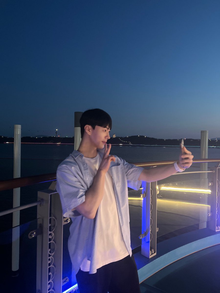 JWiiverofficial's tweet photo. [#주강]

제나 ~ 
저 바다 갔다왔는데 혹시
폭죽 터트려본적 있어요?
전 처음이라서 엄청 놀랬어요 😵‍💫

#JWiiver #제이위버 #주강 #JuKang https://t.co/hSnCgrO9oU