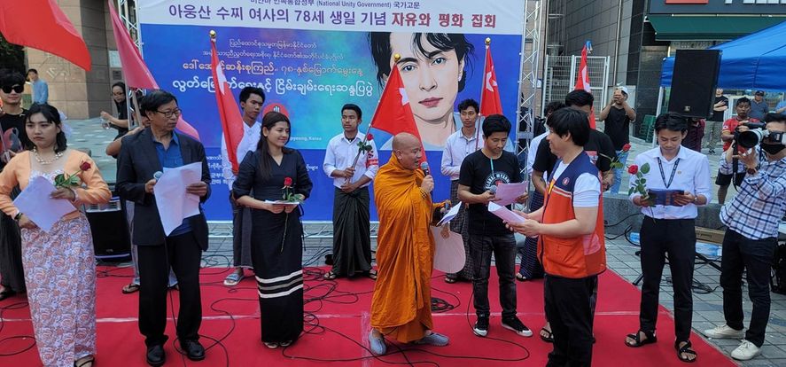 MROSE66943275's tweet photo. တောင်ကိုရီးယားနိုင်ငံတွင် ဒေါ်အောင်ဆန်းစုကြည်၏ ၇၈ နှစ်ပြည့် မွေးနေ့ အကြို အခမ်းအနားနှင့် စစ်အာဏာရှင် ဆန့်ကျင်ရေး ဆန္ဒပြပွဲ ပြုလုပ် 
Read more->https://t.co/qLt7wzzXzx

#Freedom_from_Fear
#AcceptNUGRejectMilitary
#2023Jun18Coup #MYANMAR
#WhatsHappeningInMyanmar https://t.co/og8IbU4Obd
