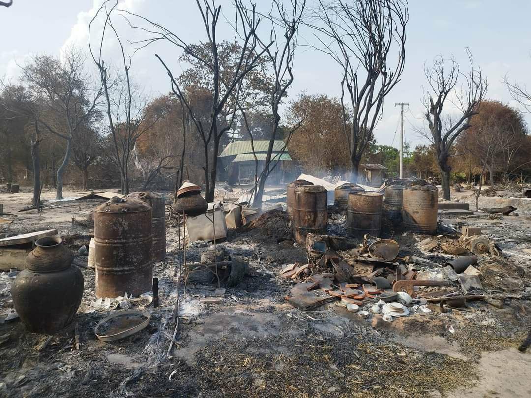 TTFR__Myanmar's tweet photo. SAC troops set fire to Sagaing and Wetlet townships, resulting in burning of over 300 houses until ashes. They also killed 2 local men from Kyikone and Kantawyoe villages on 15th Jun.  #2023Jun18Coup #AcceptNUGRejectMilitary #WhatsHappeningInMyanmar https://t.co/bMIuOpRNn9