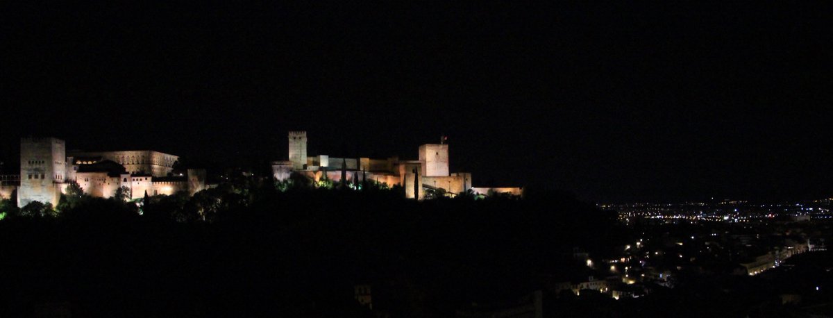 Así atardecía/anochecía ayer sobre la #Alhambra de #Granada