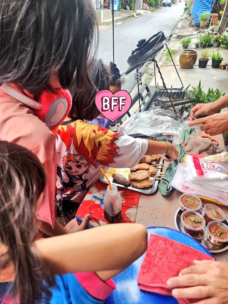Thamboon888's tweet photo. เด็กๆบอกว่าหนูรอพี่มาทั้งวันเลย พี่จะพาหนูไปเที่ยวไหม​🥺🥺พอดีเราต้องพาแม่ไปหาหมอต่อเลยบอกว่าเดี๋ยววันเสาร์หน้าพี่จะมาไปกินพิซซ่านะ​ เด็กๆร้องว้าวดีใจกันใหญ่เลยค่ะ​ เราเลยบอกว่างั้นวันนี้อยากกินอะไรเดี๋ยวพาไปซื้อก่อน​ เขาก็เลยบอกว่าอยากกินข้าวเหนียวไก่ย่างหน้าปากซอยและพาเราไปซื้อ https://t.co/vW7ZPudqQO