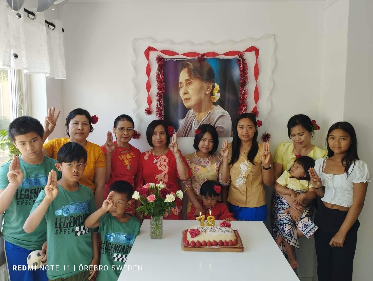 MROSE66943275's tweet photo. ဆွီဒင်နိုင်ငံတွင် လူထုခေါင်းဆောင် ဒေါ်အောင်ဆန်းစုကြည်၏ ၇၈ နှစ်မြောက် အကြို မွေးနေ့ပွဲများ ကျင်းပ ပြုလုပ်
Read more->https://t.co/qLt7wzzXzx

#Freedom_from_Fear
#AcceptNUGRejectMilitary
#2023Jun18Coup #MYANMAR
#WhatsHappeningInMyanmar https://t.co/dEB6u3kkw8
