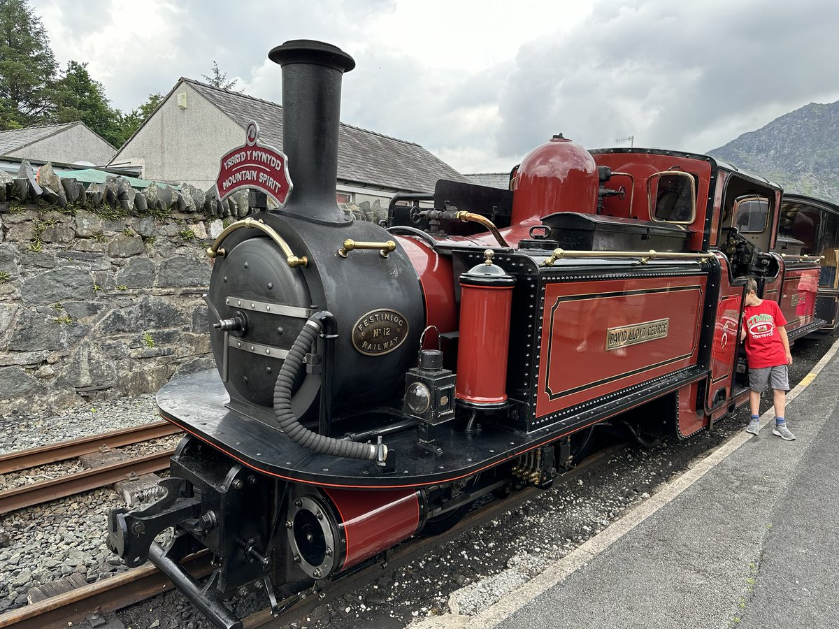 Blaenau Ffestiniog #SnowdoniaNationalPark 
#SteamRailway #MountainSpirit 
Fantastic views!!