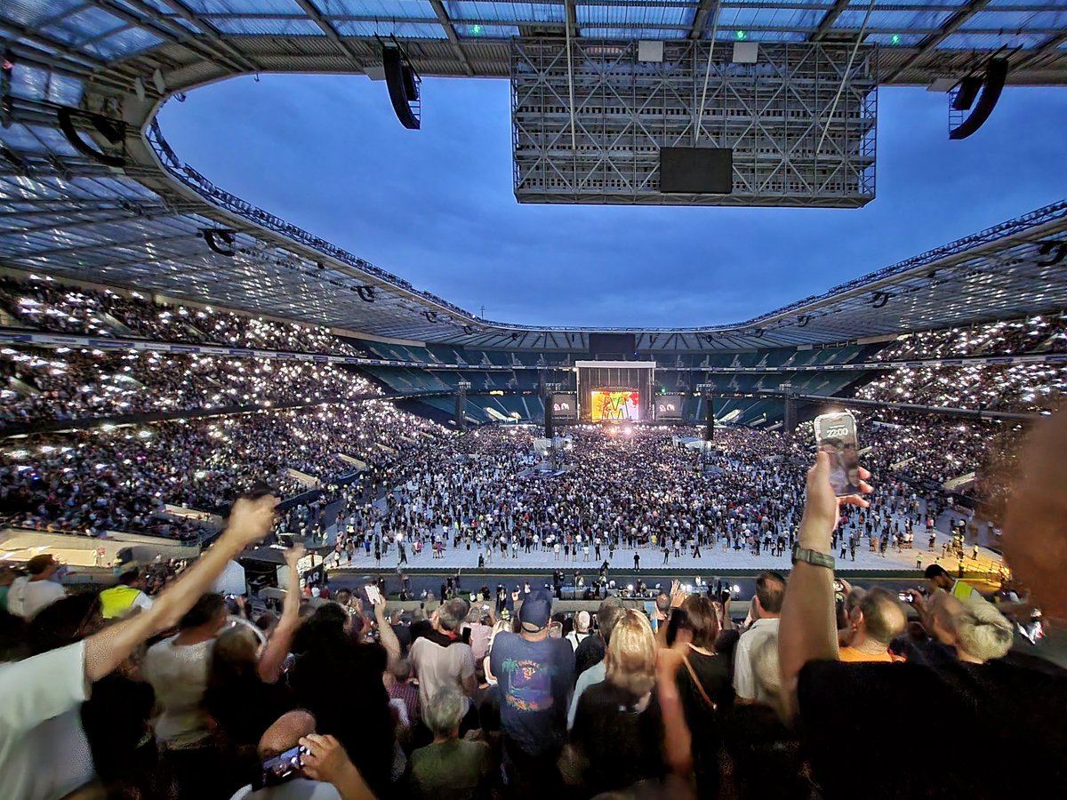 The generation of older youth met at #DepecheMode 🌹 Remember that a concert is not the same as listening to music on the radio🎶It's worth spending money and experiencing it for yourself😍
#concert #livemusic #UK #music #galaxywatch #weekend <a href="/depechemode/">Depeche Mode</a> @Twickenhamstad