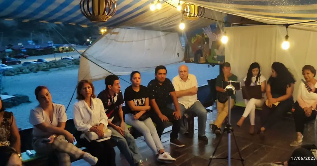 alexismier's tweet photo. Increíble jornada literaria a bordo del #BuqueAzart en San Mateo #Manta. Momentos agradables en medio de un ambiente ameno y de diálogo ligero. Un crack el escritor Carlos Arcos Cabrera 👌. https://t.co/9LHvErgIsO