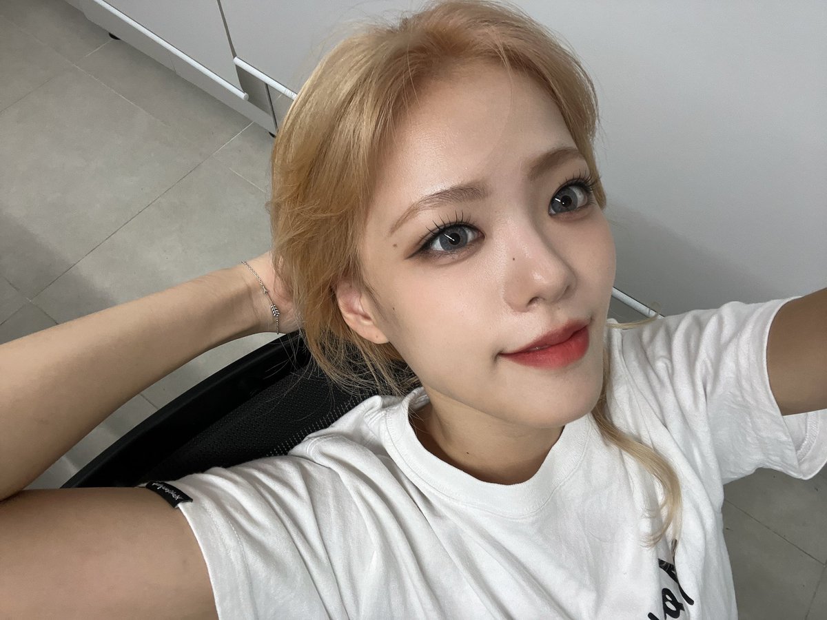 Lapillus_twt's tweet photo. 단체 티저 잘 봤어요~? 너무너무 보고싶어요 라피스! 곧 만날거예요! 조금만 더 기다려 주세요! 😘💋🌟💜

#Lapillus #라필루스 #Yue #유에 https://t.co/inxXZ4pEBS