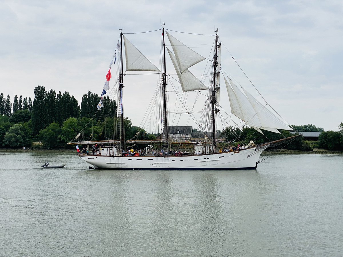 cheriefmrouen's tweet photo. Merci 🙏 aux organisateurs de l’@ArmadaRouen pour cet événement fantastique ! 
Retour en 📸 sur la #GrandeParade qui a rassemblé des milliers de personnes tout au long de l’estuaire de la #Seine, venus admirer une dernière fois ces bateaux magnifiques 😍 https://t.co/eglExGpUrV
