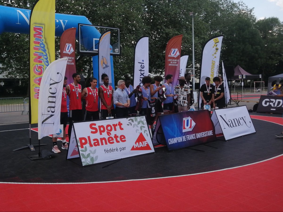 Remise des médailles <a href="/MAIF/">MAIF</a> @VilledeNancy au championnat de France universitaire de basket 3x3 <a href="/3x3ffbb/">3x3 FFBB</a>. Nantes s'impose devant Aix-Marseille chez les garçons et chez les filles, <a href="/insadelyon/">INSA Lyon</a> gagne devant Brest.