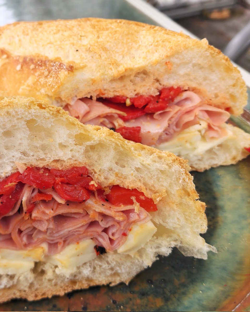 ChrisMMcIntosh's tweet image. Bedtime Bakery Baguette

•Roasted reds, cut in strips and seasoned with garlic powder, salt, cayenne, black pepper
•Beautiful day old bakery bread
•brick mozzarella 
•a few slices shy of 1/2 pound of corporate mortadella

Perfetto!

#mortadella #mozz