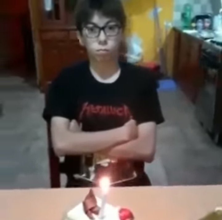 me pone tan del orto cumplir años capaz faltan 10 meses para que llegue el dia y ya estoy a las puteadas o llorando no hubo cumpleaños en el que no haya sido este