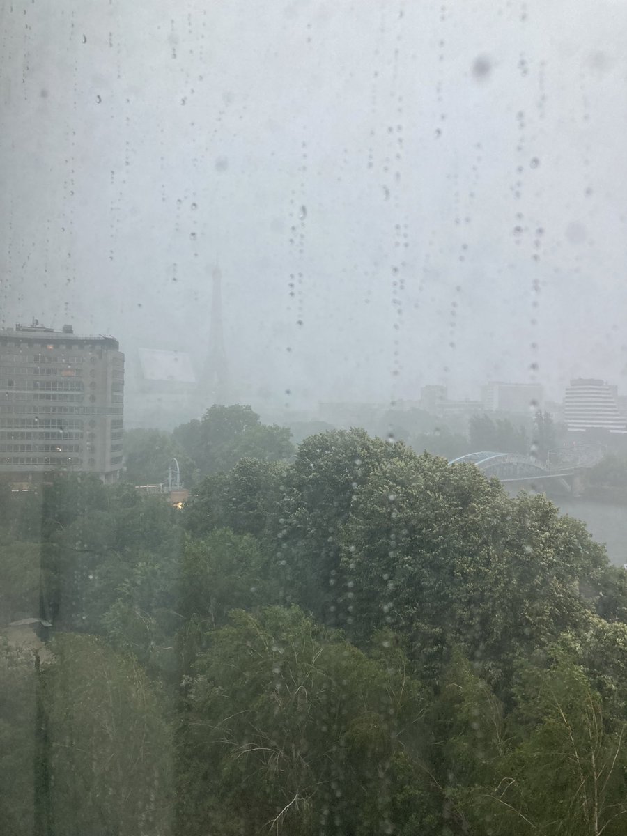 Avec l’#orage , on ne voit quasiment plus la Tour Eiffel depuis le bureau