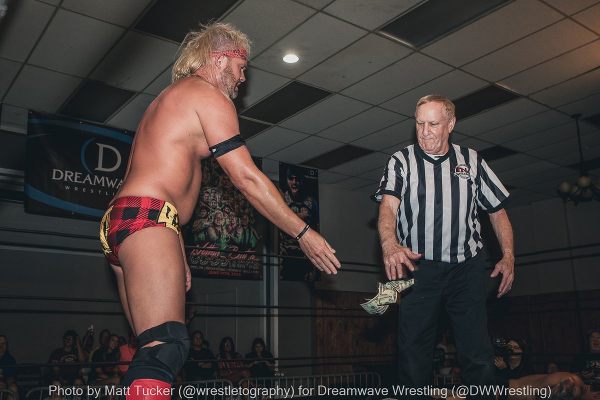 wrestletography's tweet photo. Christian Rose defeats Vic Capri with a little help from Earl Hebner
@DWWrestling #DW617 https://t.co/vTQEocYivQ