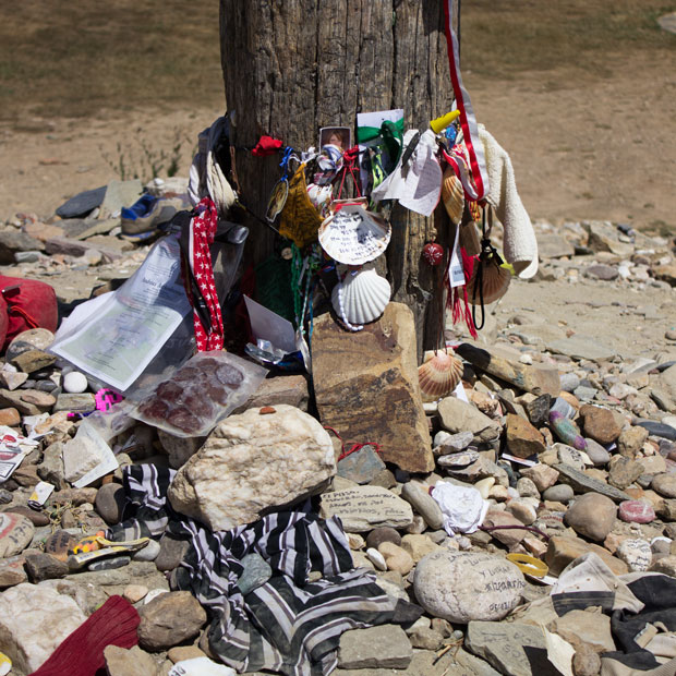 elbarroquista's tweet photo. Hace unos años, alguna persona que hacía el Camino de Santiago decidió dejar un objeto suyo en la Cruz de Ferro (León) como "ritual" inventado.

Hoy, son cientos quienes dejan allí todo tipo de basura, convirtiendo ese hito del Camino en un basurero. https://t.co/bzwduFfl1Z