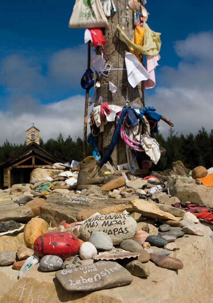Hace unos años, alguna persona que hacía el Camino de Santiago decidió dejar un objeto suyo en la Cruz de Ferro (León) como "ritual" inventado.

Hoy, son cientos quienes dejan allí todo tipo de basura, convirtiendo ese hito del Camino en un basurero.
