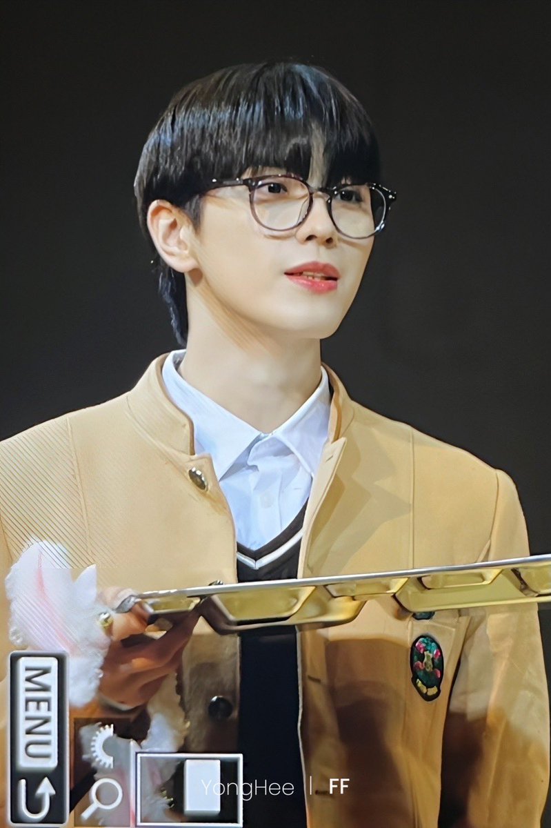 선배 제 옆자리 비었어요. 
여기서 드세요……………………………………………….…………….…….……………………………………………….…………….…….……………………………………………….…………….…….………