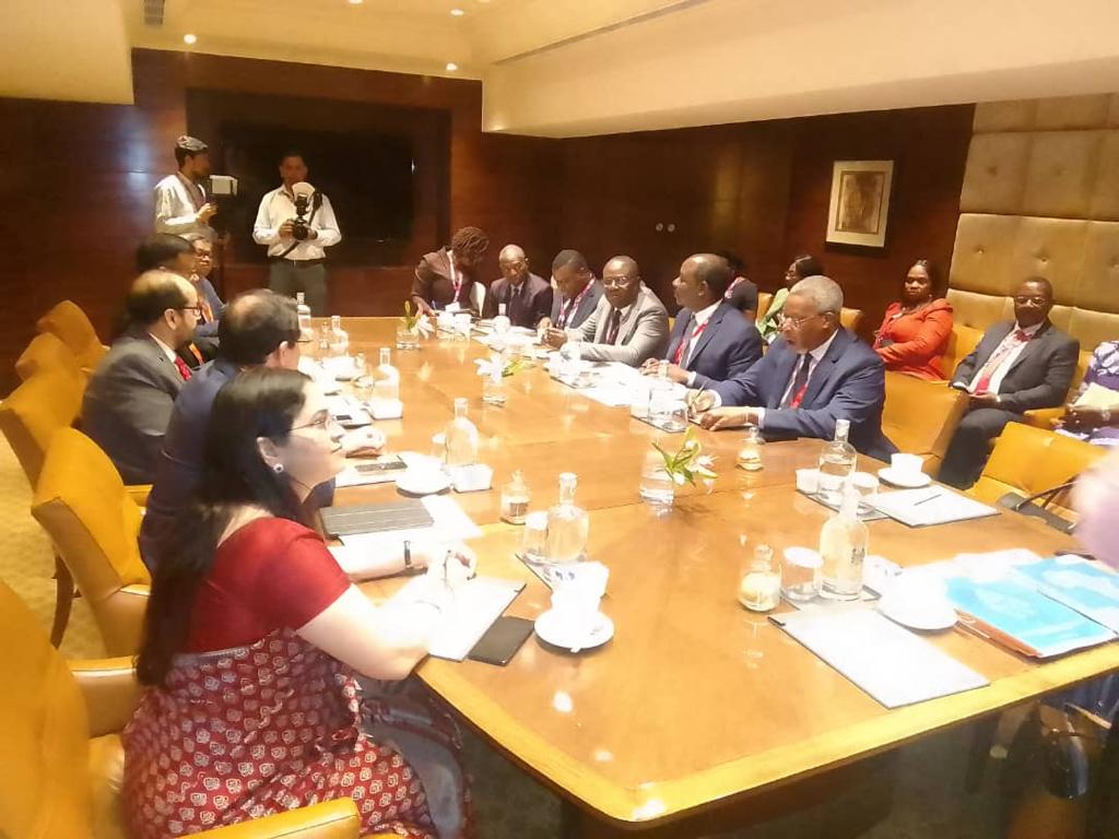 Accompagné de ses collègues de l' Enseignement Supérieur, <a href="/DaoudaPatrick/">Patrick Mouguiama Daouda</a> et de l"Agriculture, <a href="/EllahMve/">Charles Mve Ellah</a>,<a href="/mbadinga6/">H Mbadinga Madiya</a> a pris part à une séance de travail avec une équipe d'<a href="/IndoEximbank/">Indonesia Eximbank</a> le 17 juin en #Inde Le financement des projets  au #Gabon était à l'ordre du jour.