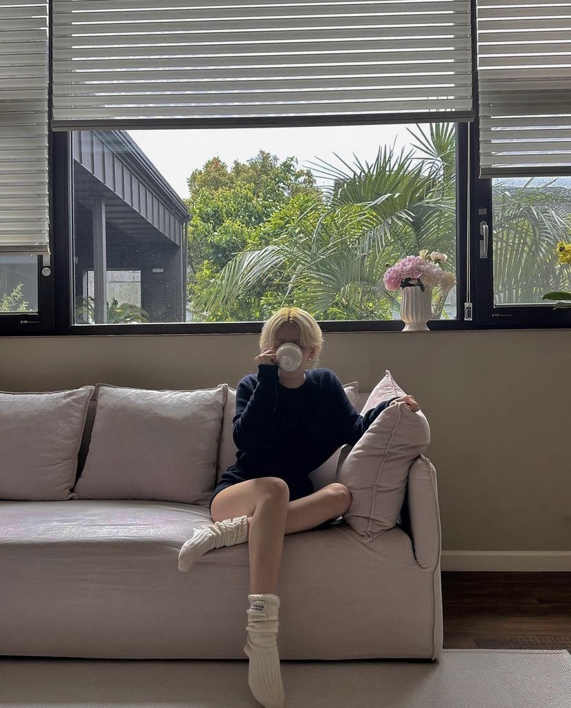 somijwon's tweet photo. Sunday mornings are made for chillin' and sippin' on some hot cocoa while lounging on my cozy couch. Just taking a moment to unwind and enjoy the simple things in life. Well, being lazy isn't always bad, right? Sometimes we just need to take a break with its help. https://t.co/hbN3jtN0LZ