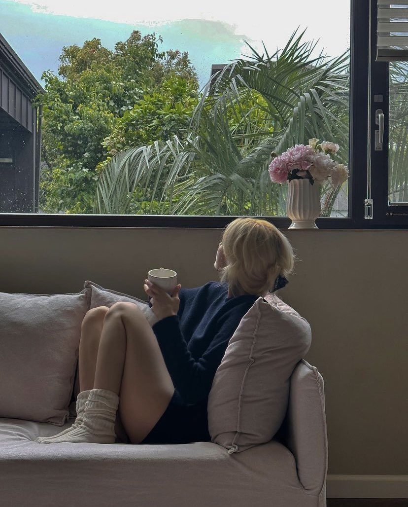 somijwon's tweet photo. Sunday mornings are made for chillin' and sippin' on some hot cocoa while lounging on my cozy couch. Just taking a moment to unwind and enjoy the simple things in life. Well, being lazy isn't always bad, right? Sometimes we just need to take a break with its help. https://t.co/hbN3jtN0LZ