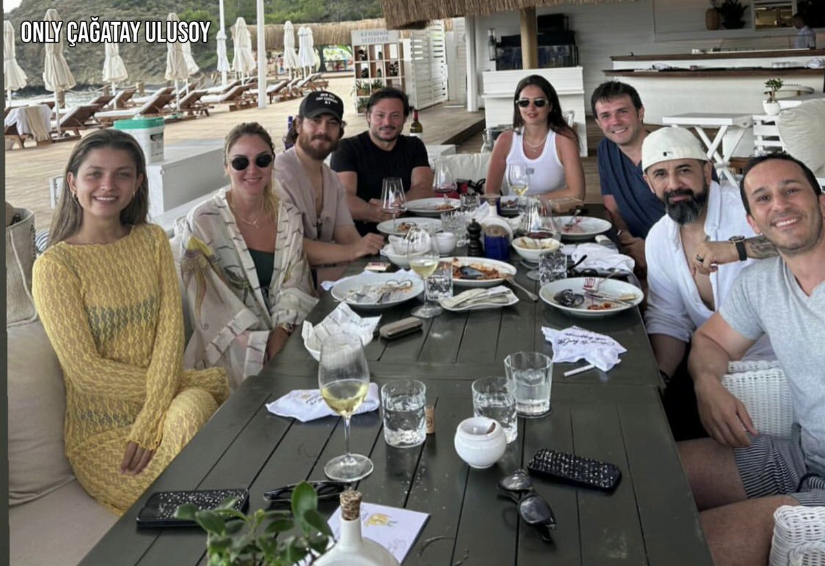 Amo ver a Çağa feliz con sus amigos 🥰#ÇağatayUlusoy