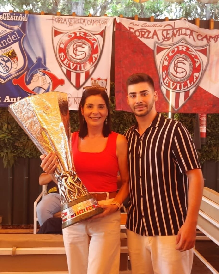 Verte con amigos, ponerle cara a otras personas y conocer gente nueva a los que nos une la pasión por el <a href="/SevillaFC/">Sevilla Fútbol Club</a>. Eso junto a actuaciones, sorteos, la presencia de la copa de la <a href="/EuropaLeague/">UEFA Europa League</a> lo supo meter <a href="/ConvivenciaSFC/">Convivencia Sevillista</a> en una coctelera y liar un taco muy gordo. Felicidades