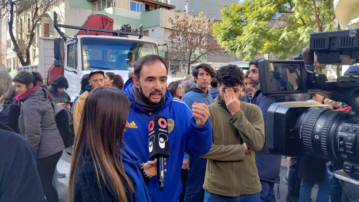 CasaGatica's tweet photo. Ayer a la mañana más de 150 policías del Gobierno de la Ciudad rodearon Casa Pringles para desalojarla.

Allí vivían mujeres víctimas de violencia y sus hijxs. Ellas habían armado un espacio de trabajo comunitario con un comedor y clases de apoyo para lxs vecinxs de Almagro. https://t.co/XnqfjRgTyU