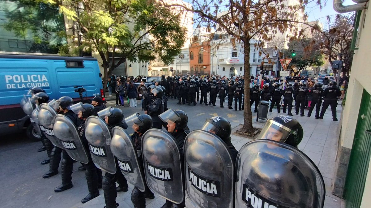 CasaGatica's tweet photo. Ayer a la mañana más de 150 policías del Gobierno de la Ciudad rodearon Casa Pringles para desalojarla.

Allí vivían mujeres víctimas de violencia y sus hijxs. Ellas habían armado un espacio de trabajo comunitario con un comedor y clases de apoyo para lxs vecinxs de Almagro. https://t.co/XnqfjRgTyU