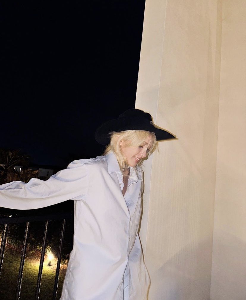 somijwon's tweet photo. As the stars twinkle above and the cool, crisp air envelops me, I stand tall and proud, donning my trusty cowboy hat as I merged into the electrifying cityscape bustling in the distance. The vibrant lights and sounds of the metropolis beckon to me like a siren's call of passion. https://t.co/1QM1aNG7Ff