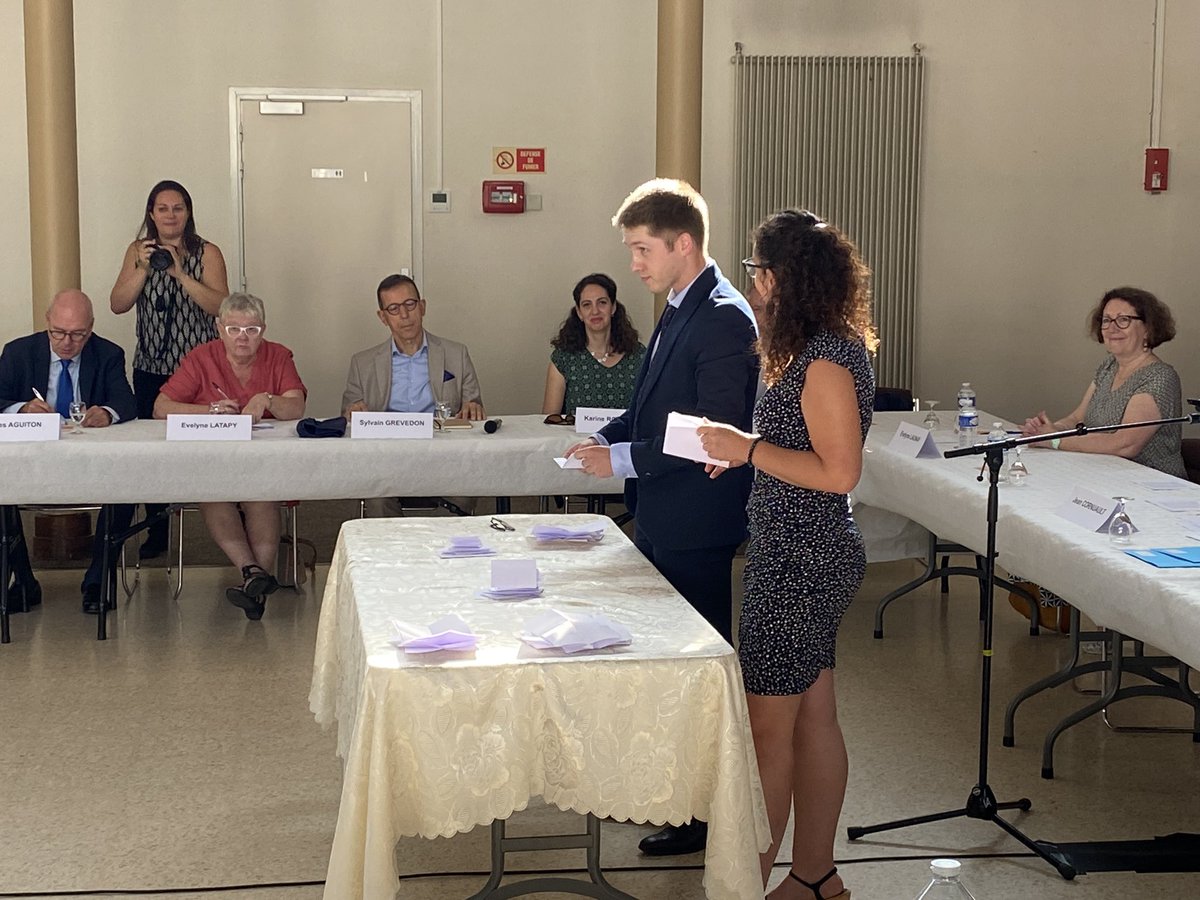 Le nouveau conseil municipal de la Ville d'Amboise est installé. Félicitations à <a href="/RavierBrice/">Brice Ravier</a>, nouveau Maire d’#Amboise, à son équipe d’adjoint(e)s et à l’ensemble de l’assemblée. 🇫🇷
Heureux de pouvoir travailler, dans une ambiance apaisée, pour l’avenir de notre belle ville !