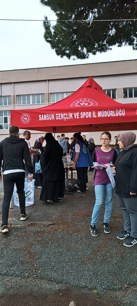 Bugün de heyecanlı gençlerimizin ve değerli ailelerimizin yanlarındaydık. İkramlarımızla bekleyişlerinde içlerini serinlettik, onlar da kalem setlerini minik arkadaşlarına hediye götürülmek üzere bize emanet etti. #yks2023 @OA_BAK