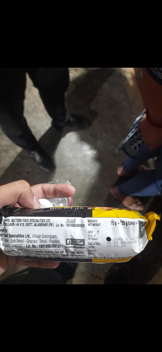 NikhilVarsur's tweet photo. It was in all the packets. All of them were blacked out and had prices higher than the MRP.
Location- maharaja hotel, Dooghera, Rajasthan 301020. @PiyushGoyal @jagograhakjago @PSKhachariyawas. Is this how mrp works in India, ministers?? https://t.co/1IEEH0hqyM
