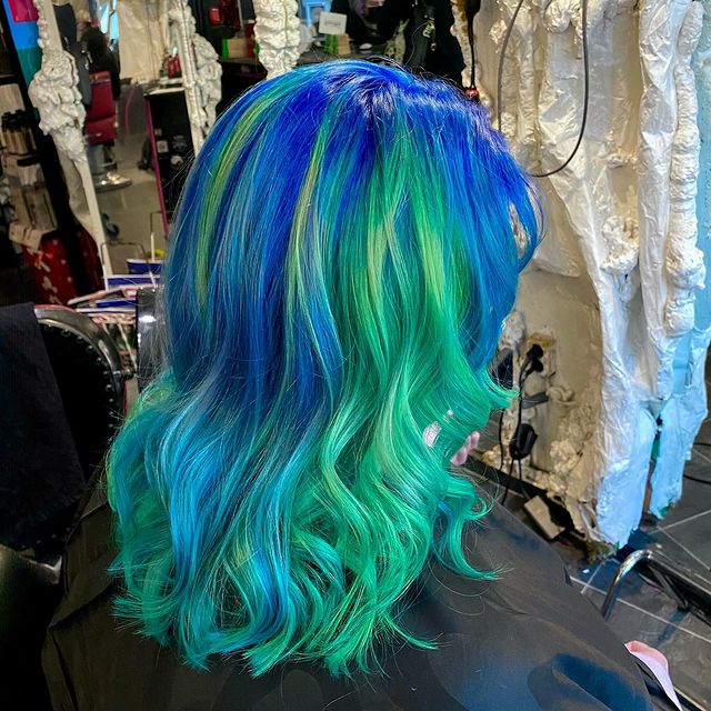 Under the sea 🐠

IG incredible.hairstyle using
💙 Atlantic Blue
💚 Spring Green
🤍 White Toner to dilute

🛒 directionshaircolour.co.uk

#directionshair #directionshaircolour #hairinspo #hairgoals #instahair #hair #haircolour #vegan #colour #crueltyfree