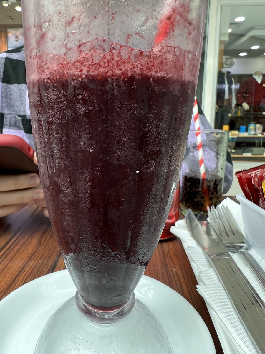 AlineDollPinto7's tweet photo. Jugo de arándanos con el Mejor #teamobb https://t.co/69UYfbWk71