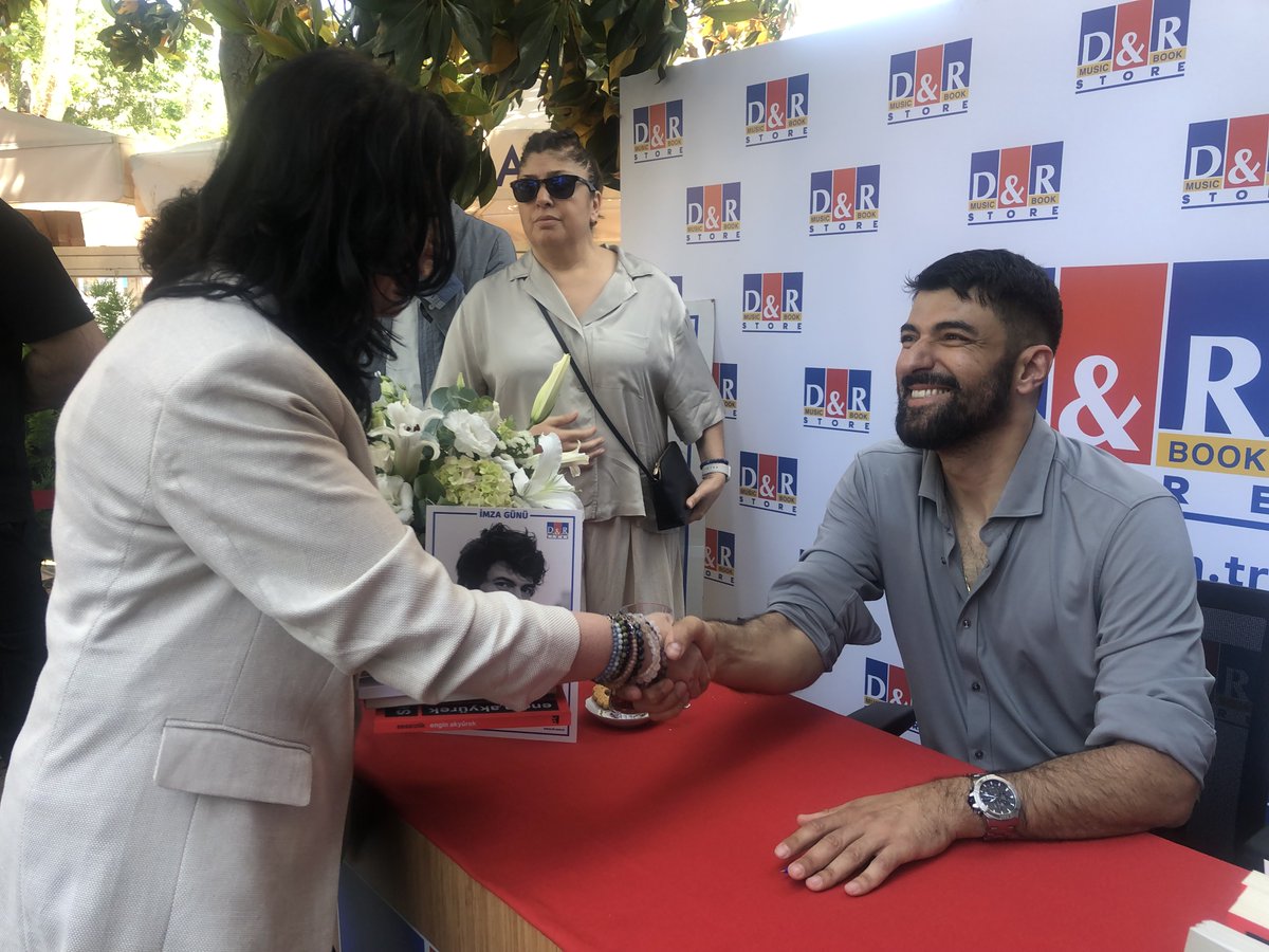 LARISA68's tweet photo. With the most outstanding person @enginakyurek #enginakyurek author of #sessizlik #zamansiz 10.06.2023 #bliss #istanbul #D&amp;R #BagdatCaddesi https://t.co/GqgbxJvzuD