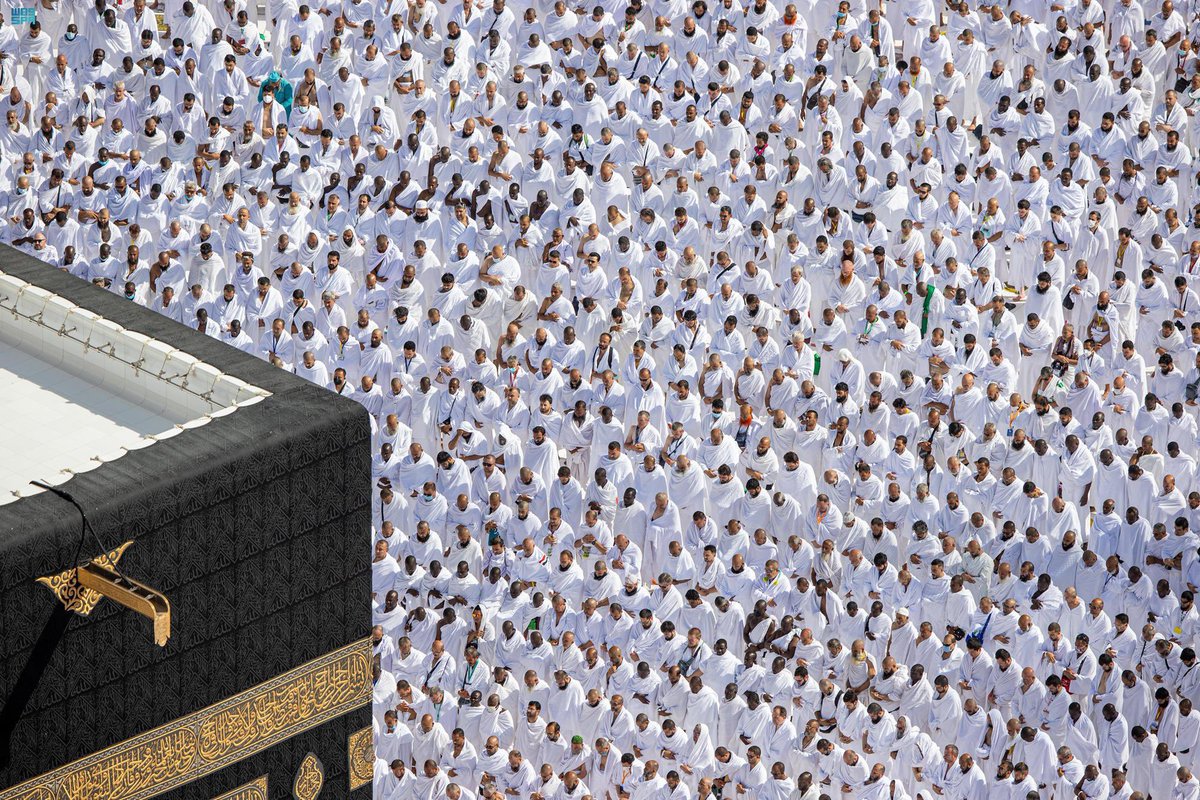 لبّيكَ والقلبُ السجينُ بأضلُعي
يشتاقُ مكةَ والمآذنَ والحرمْ❤️