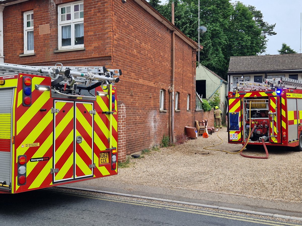 fireenguk's tweet photo. Crews from #Clare &amp; #Wickhambrook of @SuffolkFire seen this evening at a building fire at the rear of the bell hotel in Clare,  Suffolk. Swift action by the local Clare crew brought the incident to a swift conclusion 🔥🚒📷 https://t.co/21u3w9uSpE