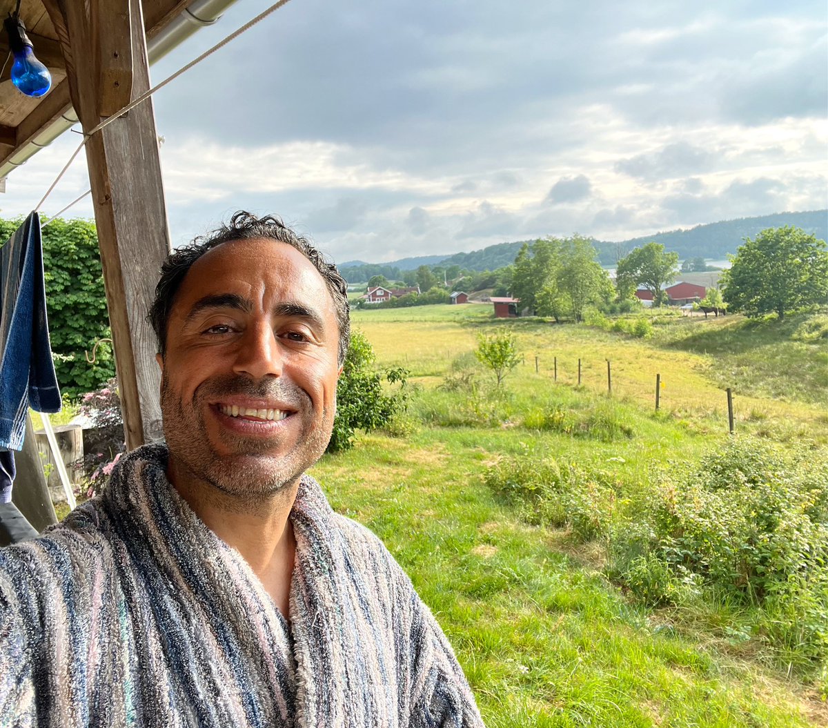 ozznujen's tweet photo. Vi har haft en väldigt fin och kul inspelningsdag 🙏🏽🎥🎬❤️🙌🏽 Roja me ya fîlmkişandinê gelek baş û xweş bû.
#Orust #westcoast #Sweden #filminspelning #västkusten #moviemaking #film #fîlm #actor #şanoger #swedish #kurdish #movieset #beatiful #scenery #movie #movies https://t.co/6uo4YiCu7q
