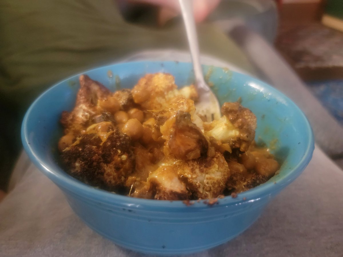 BeatingBryan's tweet image. Canned chickpeas and coconut curry, with cauliflower from the air fryer. While watching Bryan Johnson&apos;s weekly podcast. #blueprintprotocol