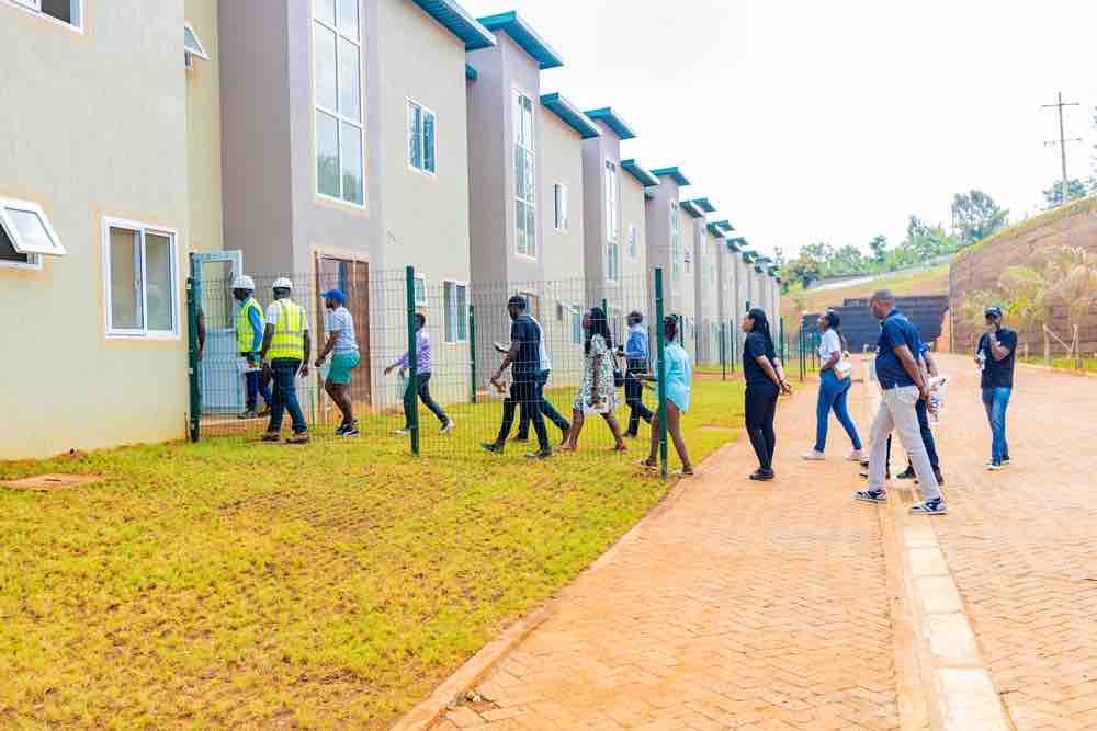 Umushinga w’inzu ziciriritse “Bwiza Riverside Homes” ziri kubakwa mu Murenge wa Kigali ku musozi wa Karama usa n’uwahuje n’amarangamutima ya bamwe ku buryo hari izamaze kugurwa mu gihe imirimo yo kuzubaka igeze ku kigero cya 70%.
ow.ly/u1gX50ORgFj