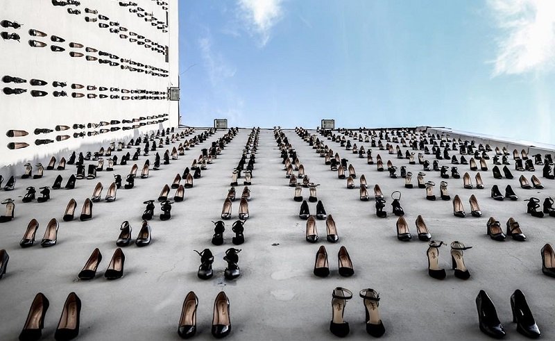 tw//femicide

440 pairs of high heels in memory of women who were murdered in a year in Türkiye (2018)