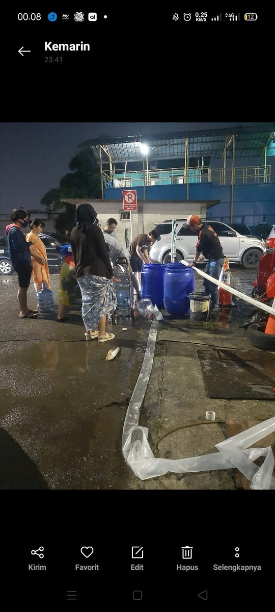 ephadi's tweet photo. sampai malam ini di ibukota jakarta ada antrian air kayak tahun 1965 di tengah hunian modern

3 tower apartemen pancoran riverside jakarta selatan kehabisan air bersih krn salah kelola

cc @dprddkijakarta @DKIJakarta @Metro_TV @KompasTV @tvOneNews https://t.co/BoWAZuznqW