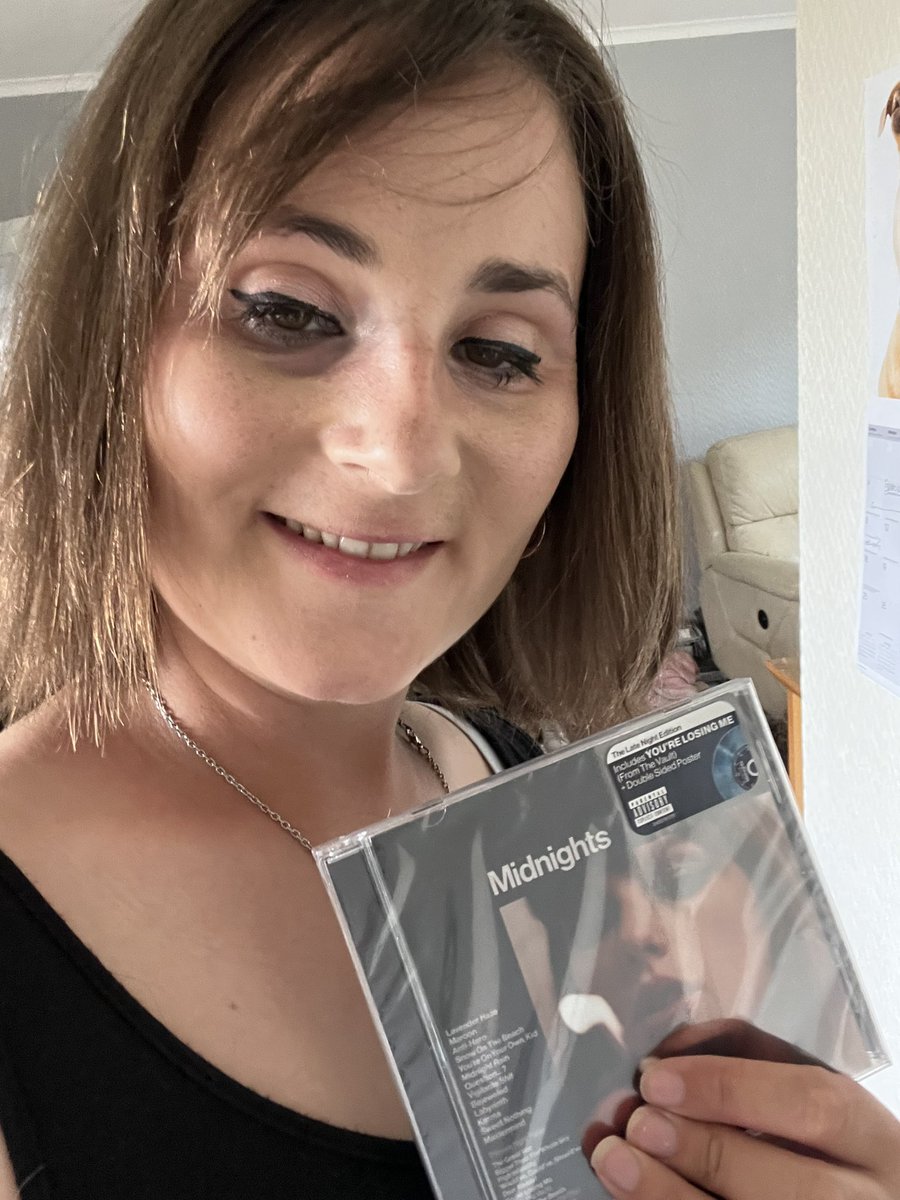 Wantomeetaylor's tweet photo. IT ARRIVED !!! Me and Grace are so happy !! @taylornation13 #MidnightsTaylorSwift https://t.co/RDEWRL6DAA