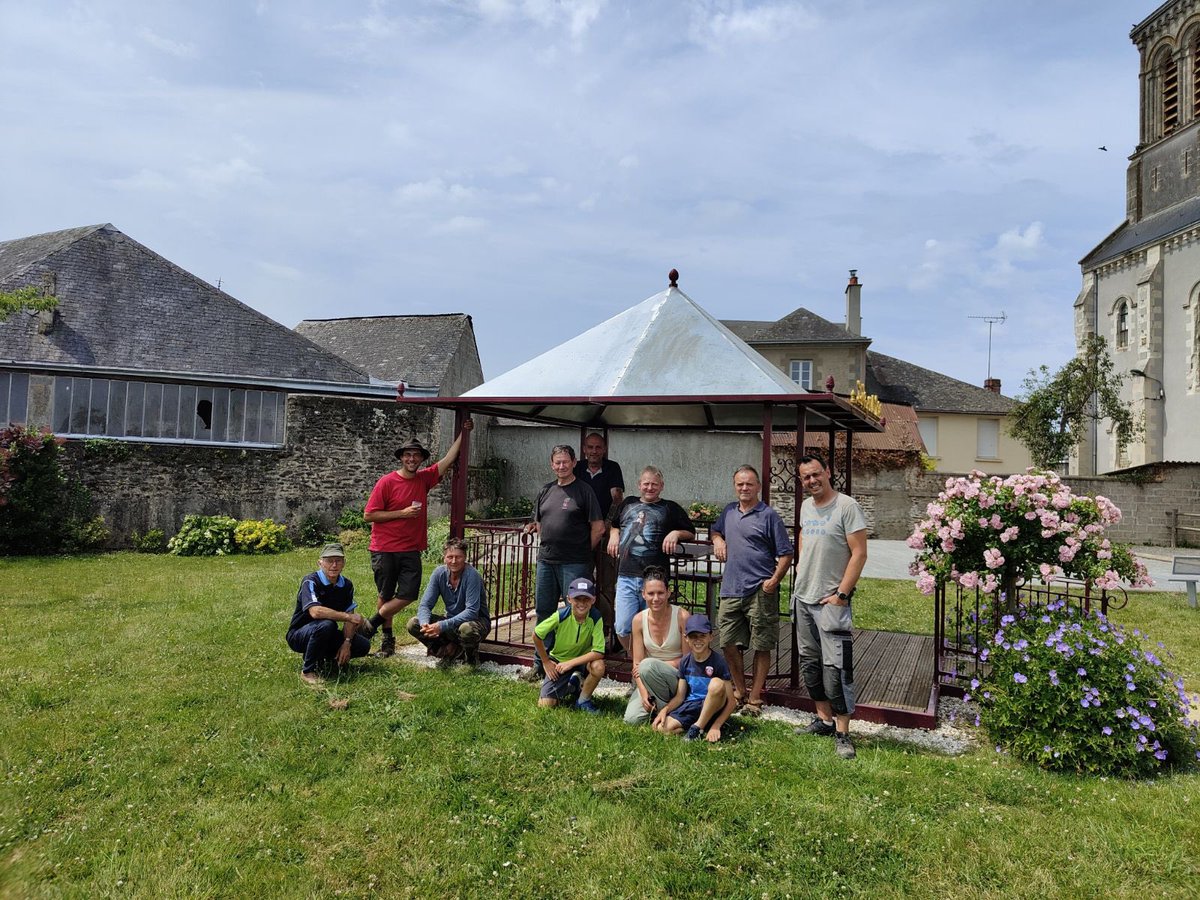 CompagnieOh's tweet image. Commune de LA CHAPELLE-AU-RIBOUL.
Merci aux 70 villageois.es et voisin.es venu.e.s mettre neurones et muscles lors des journées citoyennes.
Réunion publique « Économie circulaire &amp;amp; destin du petit marché » vendredi, chantiers citoyens le samedi.